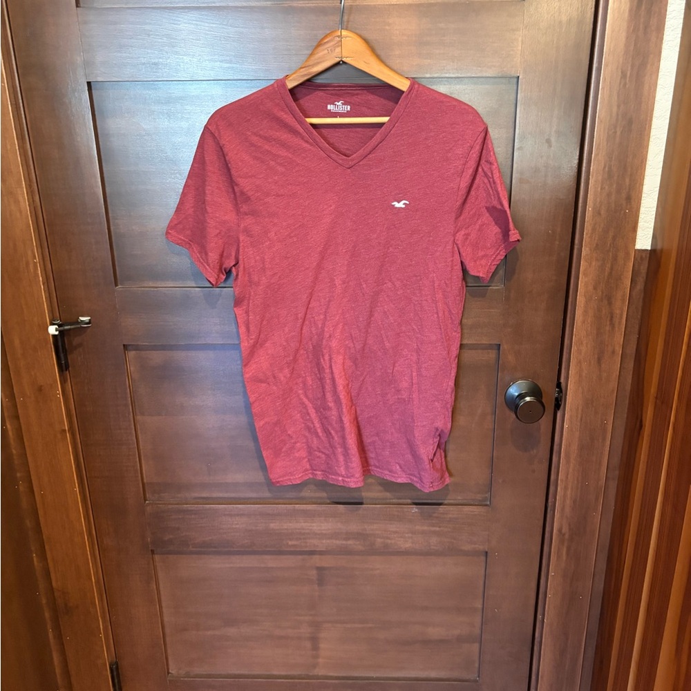 Hollister Men's Maroon V-Neck Tee